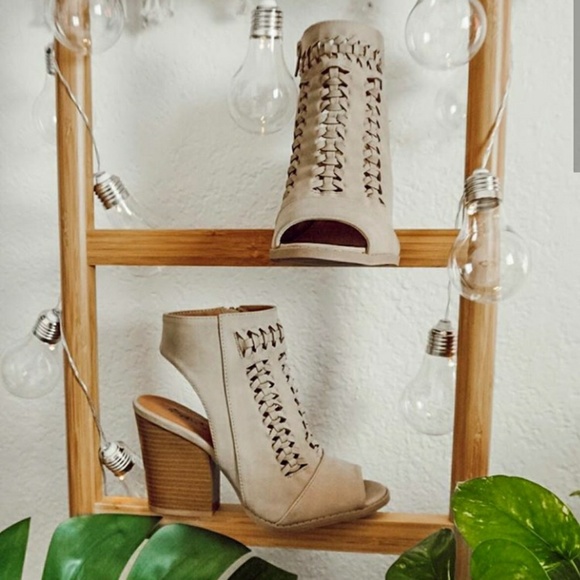 Shoes - 🚨LAST PAIR!!//The Joanna// Taupe caged Sandal